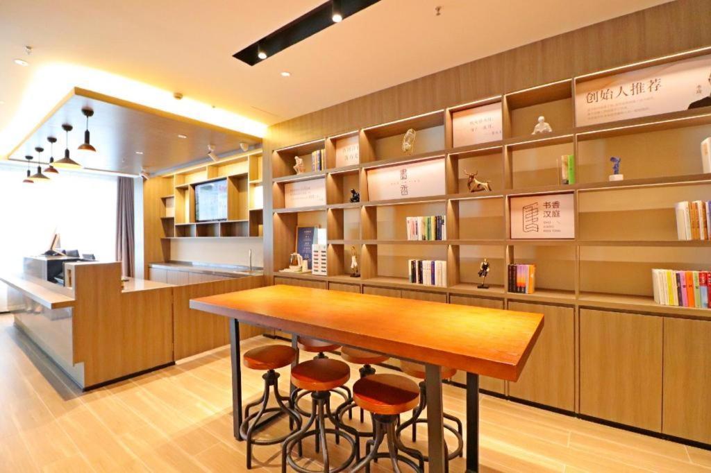 Hanting Pujiang Sanlu Highway Hotel